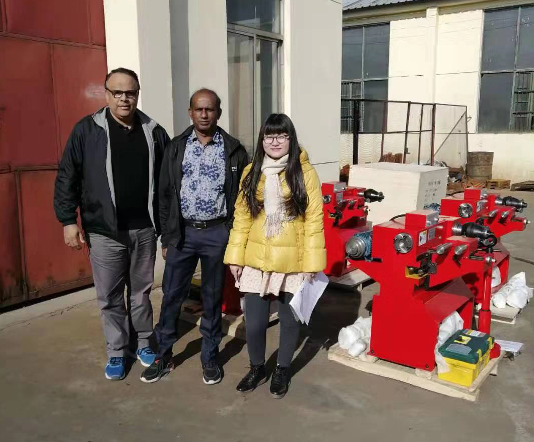 Indian customers visited our factory and successfully signed a contract for five sets of cylinder boring machines T8018A.