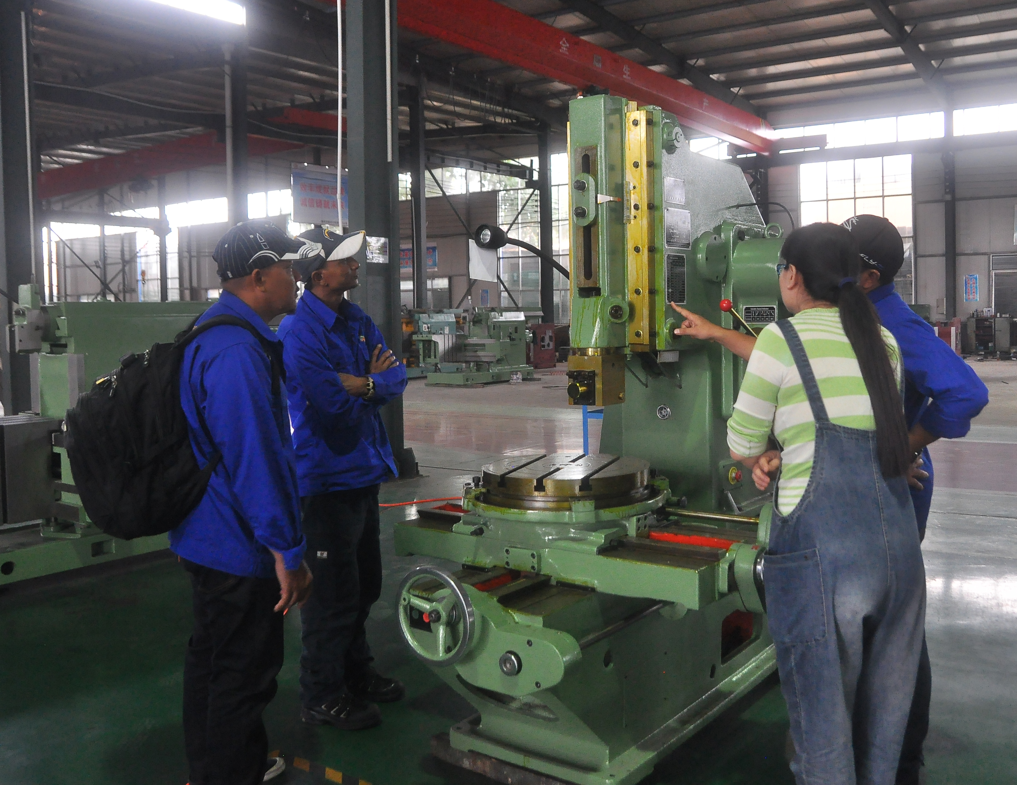 Malaysian customers came to the factory for inspection and were interested in slotting machines. After communication and understanding, they were assured of the quality of our factory’s machi...