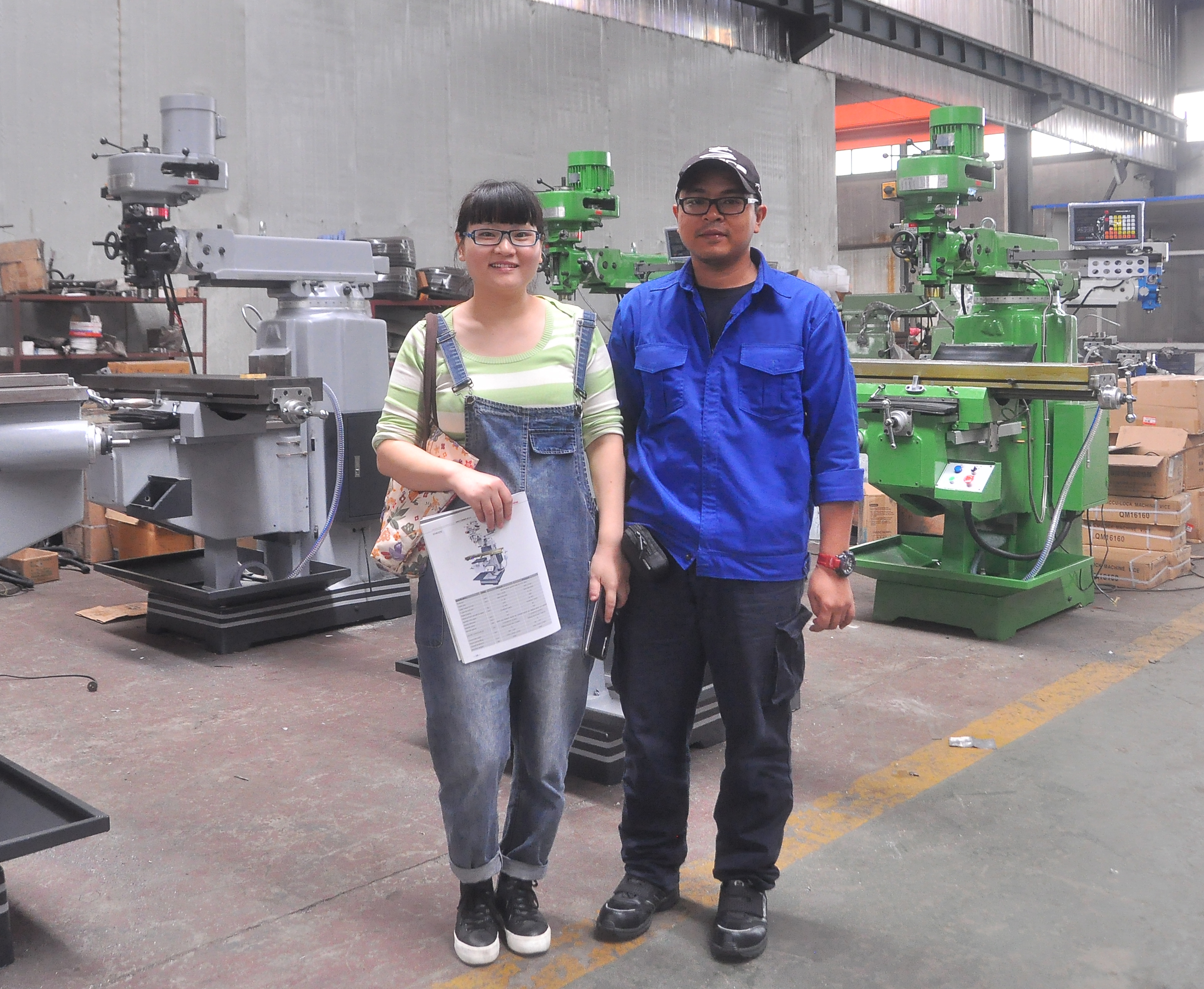 Malaysian customers came to visit the factory and were very interested in our milling machines, slotting machines, machining centers and other machines, and finally signed an order