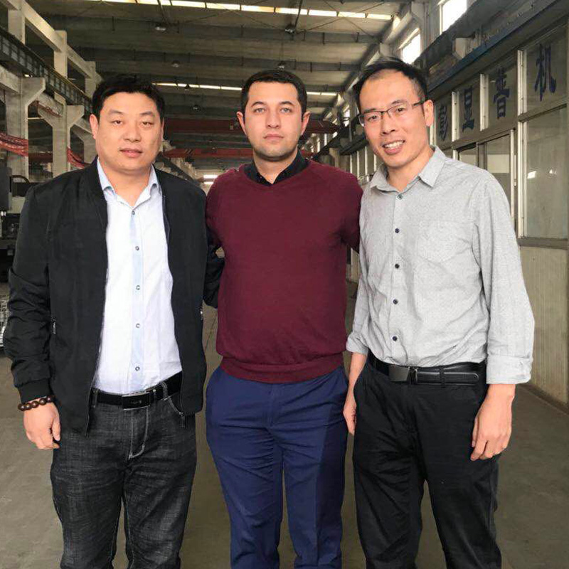Iranian customers came to visit and inspect lathes and milling machines, and successfully signed orders